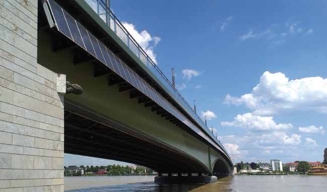 12 FORSCHUNG FÜR DIE PRODUKTION Die Stadt hat viele Flächen zum Sammeln von Energie: PV-Installation an der Bonner Kennedybrücke macht Strom für 20 Haushalte.