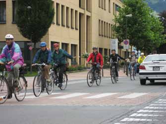 Der Leiter des Verkehrsdienstes der Kreispolizei Unna erläutert in einer weiteren Theorieeinheit das sichere, vorausschauende Radfahren und die Straßenverkehrsordnung.
