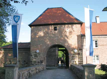 40 Haltern am See Schloss Sythen 34 Die prähistorische Wall- oder Fliehburg wurde bereits im Jahre 758 erwähnt und war Teil einer wichtigen Verteidigungslinie im Krieg zwischen Sachsen und Franken.