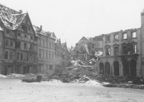 .Bürgerhäuser und Neptunbrunnen Kaufmannsfamilie Goebel. Das Haus Markt 1 (3. von rechts) war in der ersten Hälfte des 19.