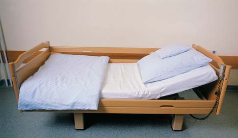 26 Die Pflege zu Hause Bettwäsche aus Baumwollmaterial eignet sich am besten, weil sie kochfest und atmungsaktiv ist. Ein Pflegebett unterscheidet sich heute optisch kaum von einem normalen Bett.