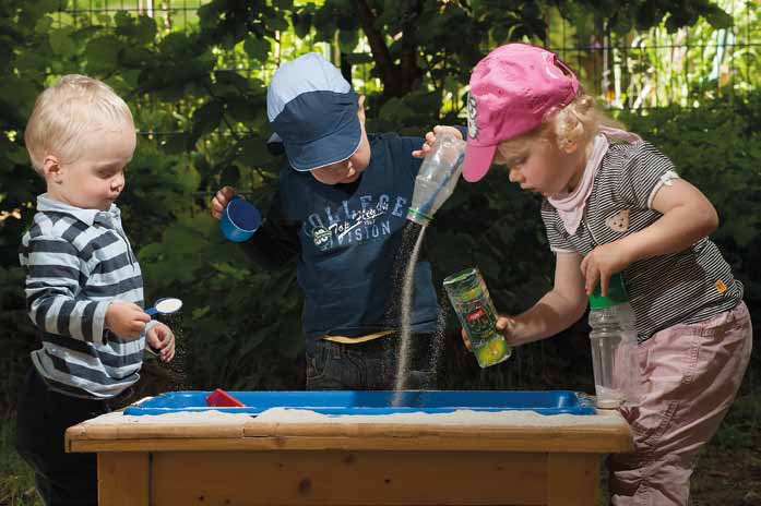 32 3. Pädagogisch-methodische Aufgaben Projekte planen und gestalten Projekte sind besondere Aktivitäten, im Rahmen derer die Kinder sich mit einem Thema ihrer Lebensrealität auseinander setzen.