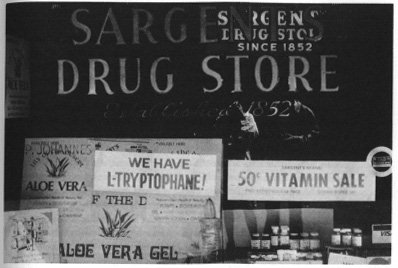 Abbildung 5-5 Abb. 5.5: Schaufenster eines amerikanischen Drug Stores. "Wir führen L-Tryptophan!