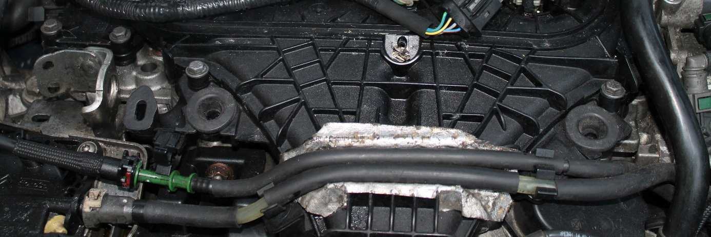 Bild 6 Die beiden schwarz/grauen Stecker im Bild zeigen die Kabelverbindungen zu den Injektoren.