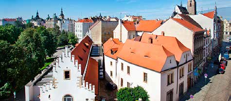 mittelalterlichen Stadtmauern, das Franziskanerkloster, die viertgrößte Synagoge der Welt und weitere bedeutende Bauwerke. Sie erfahren Interessantes aus der Geschichte und Gegenwart der Stadt.