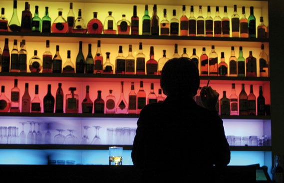 MECHAnISMEn, ursachen und AuSlöSER 48 Dazwischengefunkt: wie Alkohol die Kommunikation im Gehirn blockiert Welche Folgen Bier und Wein haben können, wissen die meisten: Zunächst regt der Alkohol an,