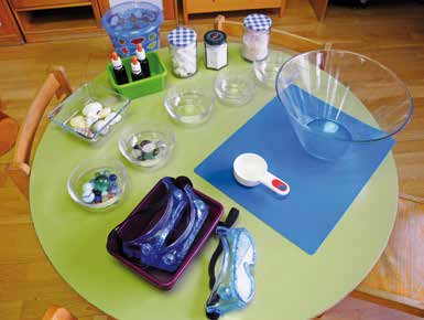 GLAS ALS VERPACKUNGSMATERIAL Experiment 1: Untersuchung auf Wasserlöslichkeit : 4 Gläser, Kochsalz, Steine, Glasmurmeln, Würfelzucker. Fülle jedes Glas zur Hälfte mit Wasser.