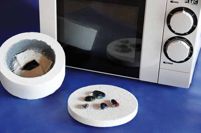 ZUSATZTIPP: HOTPOT Mit dem HotPot (Keramikbehälter siehe Foto) kann man ganz einfach Glas in der Mikrowelle schmelzen, um z. B. Schmuck aus Glas herzustellen.
