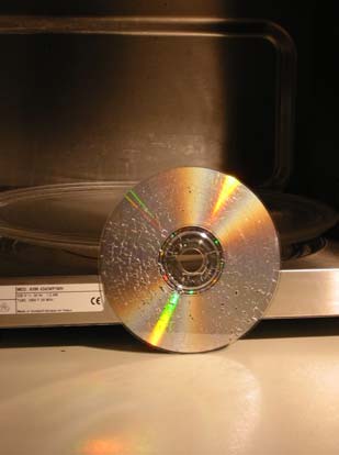 Elektrodynamik CD-Vernichtung Mikrowelle CD Die CD wird in die Mikrowelle gelegt und selbe auf maximaler Stufe ganz kurz eingeschaltet.