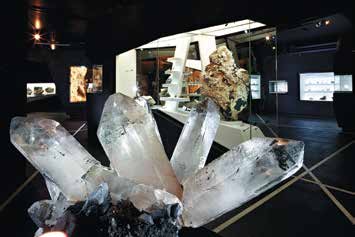 Die Nationalparkausstellung im Museum Bramberg zeigt diese Kristallschätze der Hohen Tauern und ist selbst einer Kristallkluft nachempfunden.