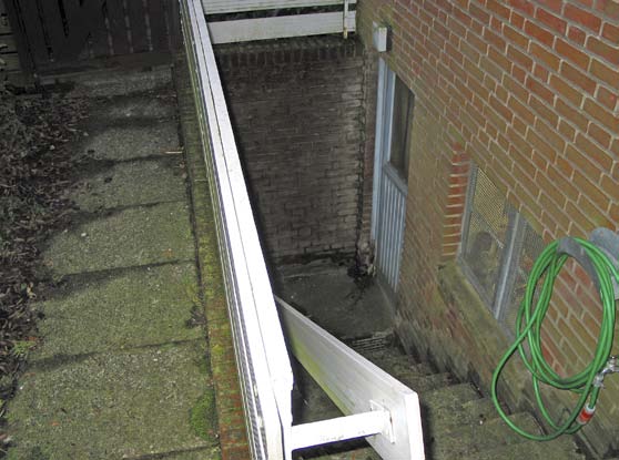 Wände Dach Eine Außenwand muss stabil sein. So darf sich z.b. nicht in einfacher Weise ein Loch in die Wand schlagen lassen.