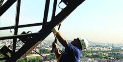 Achillesferse Rost Rost macht Arbeit Mit Farbeimer und Pinsel schützen Anstreicher den Eiffelturm vor seinem ärgsten Feind: dem Rost Jeden Tag wenn das Wetter stimmt steigt Alberto Ferreira in den