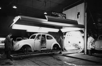 von der montage- zur produktionsgesellschaft (1956 1966) Inspektion in Uitenhage, 1958 der Volkswagen of America befindlichen Wertpapiere sogar 60,55 Prozent der SAMAD-Aktien.