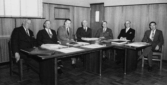 von der montage- zur produktionsgesellschaft (1956 1966) Board der SAMAD, 1960 (v.l.n.r.): G. Dolley, N. Gilfillan, R. Hurd, C. Payne, M.S. Louw, K. von Oertzen, W.