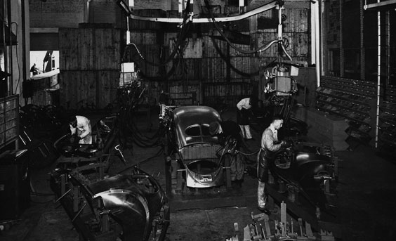 der internationalisierungspfad in südafrika (1950 1956) Karosseriebau in Uitenhage, 1951 Ausgehend von diesen Planungen, die unter den gegebenen Bedingungen vorerst die Rentabilität der Fabrik