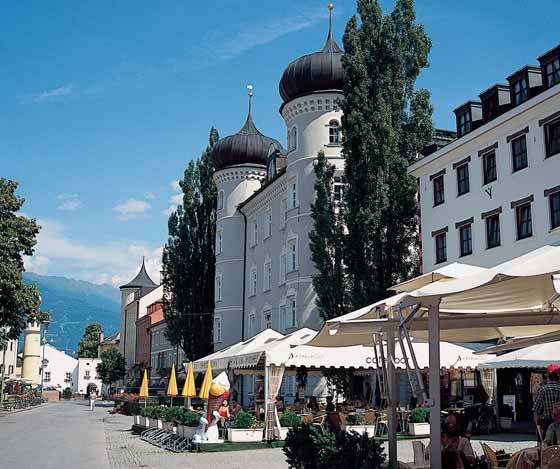 Rund um den Großglockner deslandes besitzt: Korrekt heißt diese nirgendwo an Tirol angrenzende Region "Bezirk Lienz" und ist nichts anderes, als einer der vielen Tiroler Bezirke (wie Kufstein,
