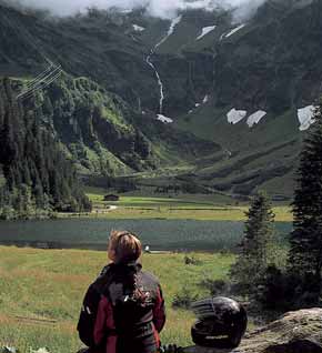 Abstecher zum Matreier Tauernhaus (6) an. Dort beeindruckt insbesondere der Blick über die weiten Wiesen des Hochtals vor dem Hintergrund mächtiger Berge.