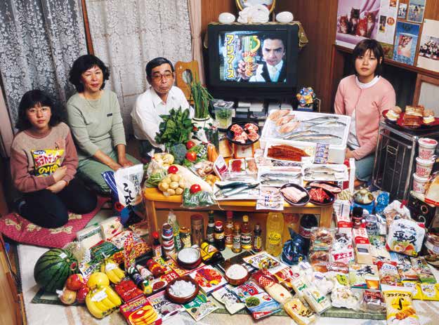 2 JAPAN Mutter Sayo Ukita verbringt jeden Tag Stunden mit dem Einkaufen frischer Lebensmittel und mit der Zubereitung des Essens. Schon zum Frühstück gibt es Rührei und verschiedene Salate.