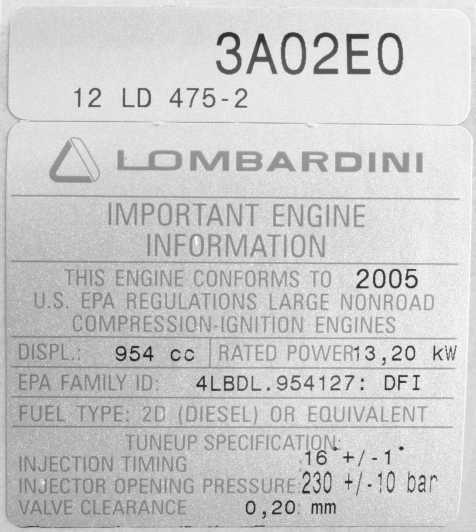 Auf dem Schild werden folgende Informationen aufgeführt: A) Herstellerdaten B) Motorentyp C)