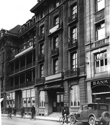 The BIS s Basel buildings Die Gebäude der BIZ in Basel Grand Hôtel et Savoy Hôtel Univers 1930-77 The BIS originally rented the Grand Hôtel et Savoy Hôtel Univers at Centralbahnplatz 7, Basel for