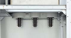 Einbau Anordnung außerhalb des Schaltgerätebehälters an den Durchführungen Werkseitig montiert Einbauort: Für Leistungsschalterfelder Typ L.