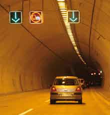 4 Tunnelausstattung Tunnelausstattung 5 Tunnelausstattung Licht Eine Beleuchtungsanlage sorgt im Tunnel für ausreichende Sichtverhältnisse zu jeder Tages- und Nachtzeit.