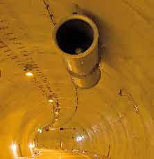 Zudem verbessern Tunnelbeleuchtung und helle Innengestaltung auch das für manche Menschen unbehaglich wirkende Gefühl der Enge in Tunneln.
