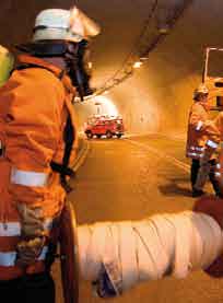 Gefahrenbereich aufgeschaltet. Im Tunnel wird die Brandlüftung für den betroffenen Abschnitt aktiviert. Gleichzeitig werden Feuerwehr, Polizei und Rettungskräfte alarmiert.