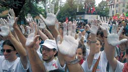 UND ES BEWEGT SICH DOCH FOTOS: DPA Demonstranten in Genua, Papst Johannes Paul II.
