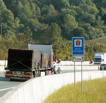 Durch die unsachgemäße Bekämpfung von Unkräutern kann es zu einer Gefährdung des s kommen. Straßen und Verkehrsanlagen Umfangreiche Regelungen zu Gefahrguttransporten mindern das Risiko von schäden.