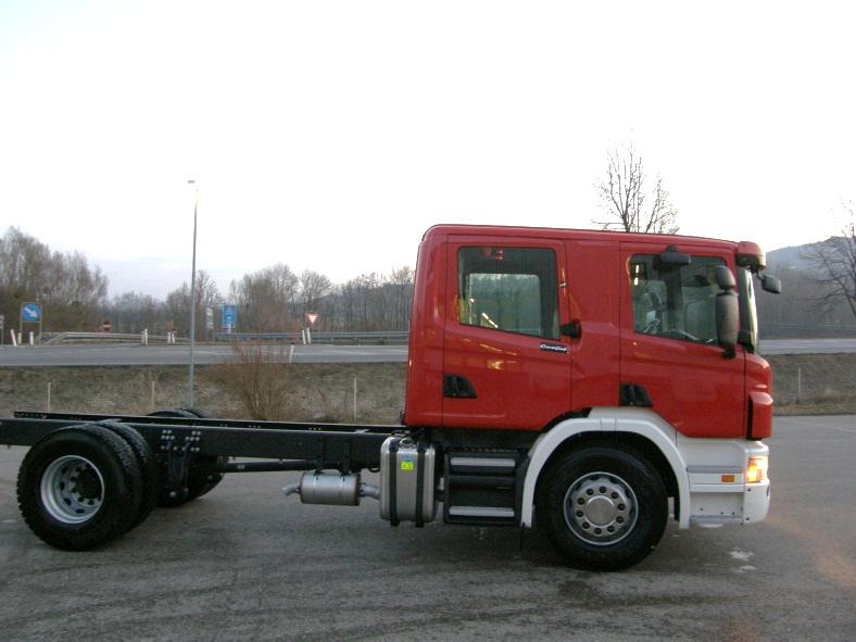 Zusätzlich zum Blaulicht wurden auch Blitzleuchten in Orange am Fahrzeug montiert, da wie schon erwähnt, auch andere Container transportiert werden können.