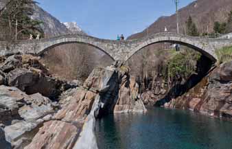 Erleben Kontrastreiches Tessin Der Doppelbogen der Ponte dei Salti über die Verzasca. Die grosse Vielfalt des Südens Ohne kalt kein warm, ohne oben kein unten: Kontraste machen das Leben spannend.