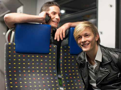 Erfahren Frage des Monats Warum sitzen wir uns im Zug gegenüber? Fotos: SBB/Gian Vaitl; Wikimedia.org Telefonieren in der Bahn: Bitte in einer angemessenen Lautstärke.