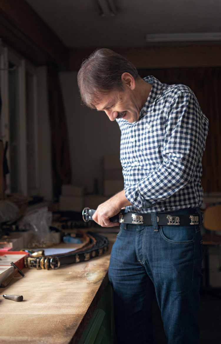 Erleben Altes Handwerk ganz modern Glockenriemen Sattler Daniel Fuchs Nähen, nieten und polieren: Seit 41 Jahren verpflichtet sich Daniel Fuchs der Tradition.