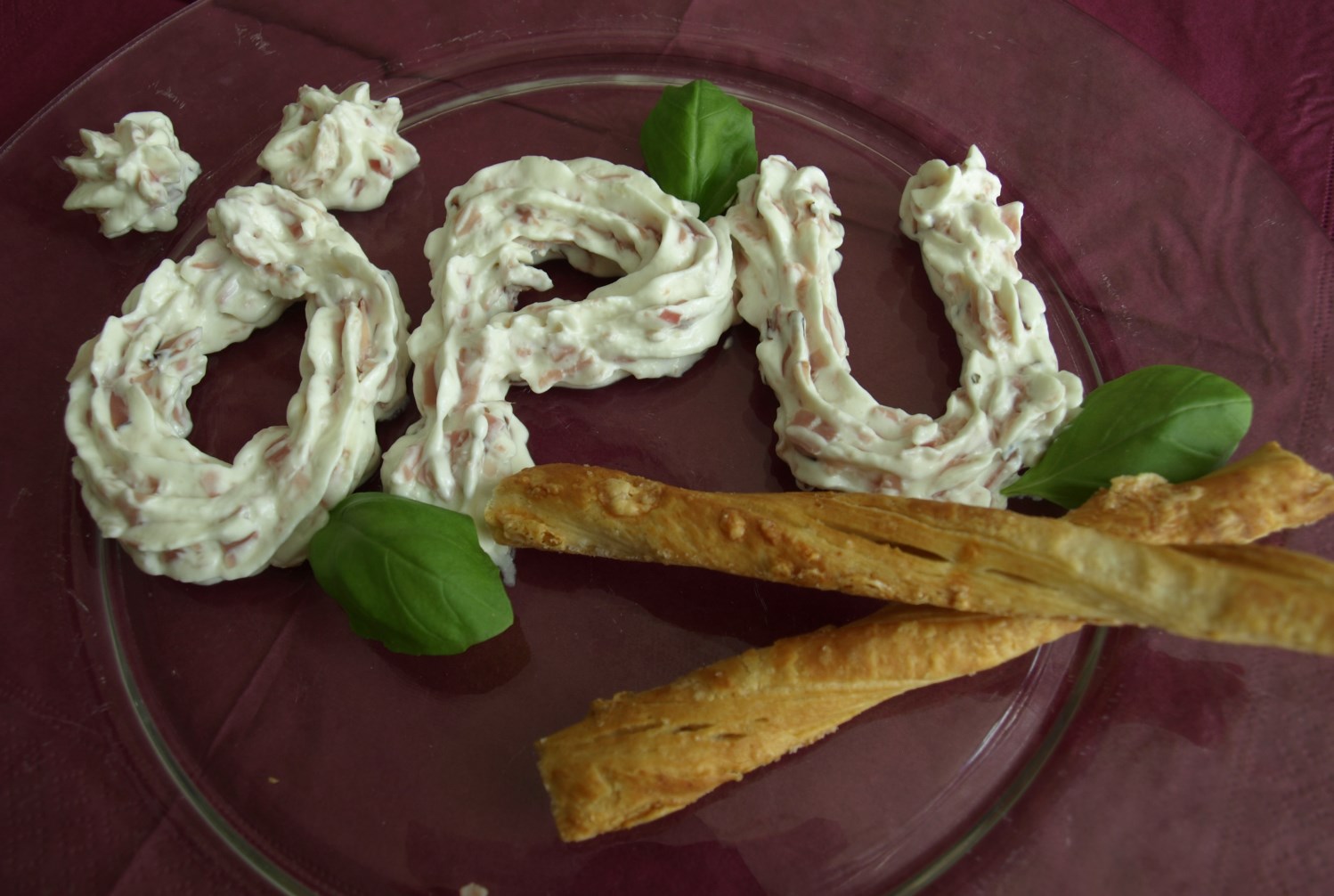 Schinken-Kren- Aufstrich Zutaten für 2 Portionen: ½ Packerl Topfen (125 g), ½ Packerl Frischkäse mit Kren (alternativ Frischkäse ungewürzt und geriebener Kren), 100 g Schinken, Salz, Pfeffer,