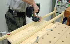 Baupläne Nach dem Trocknen können die Leimreste von 4. den Rahmen entfernt und die Außenflächen mit einem Exzenterschleifer geschliffen werden.