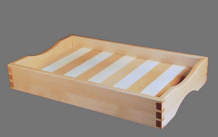 Tablett n Konstruktion und Material Fünfzehn Millimeter dickes Buchenholz und eine offene Schwalben schwanzverbindung an den Ecken sorgen für hohe Stabilität.