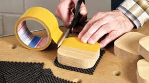 Dabei verhindert eine solche Antirutschmatte aus flexiblem Gummi auch, dass sich auf der Unterseite ein Span oder Staubkorn in die Holzfläche drücken kann.