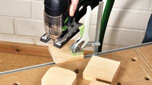 Auch beim allseitigen Abrunden einer Holzplatte, bedeutet eine Fixierung ohne störende Zwingen auf der Holzfläche eine deutliche Zeitersparnis.