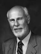 Dave Hunt, Jahrgang 1926, war nach seinem Mathematikstudium zunächst als Wirtschaftsprüfer und Unternehmensberater sowie bei verschiedenen Firmen in Managementpositionen tätig.