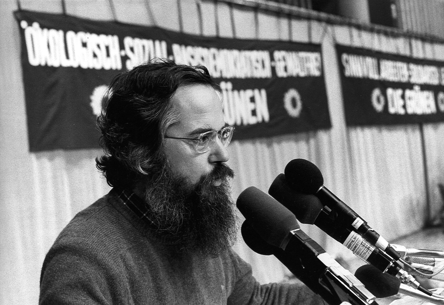 Ich habe darauf hingewirkt, dass Ökologiebewegung und Friedensbewegung zusammenkommen. Interview mit Roland Vogt Roland Vogt am Rednerpult bei der BDK in Hagen, 12.-14.11.1982.