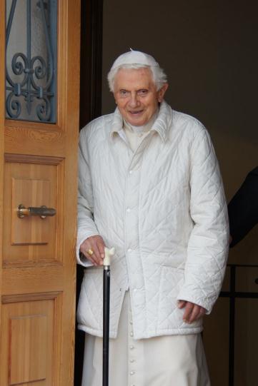 GRIAß EUCH GOTT SCHEE, DASS DO SEID S! Der Tag der zwei Päpste Begegnung mit Papst Benedikt XVI. Griaß euch Gott schee, dass do seid s!
