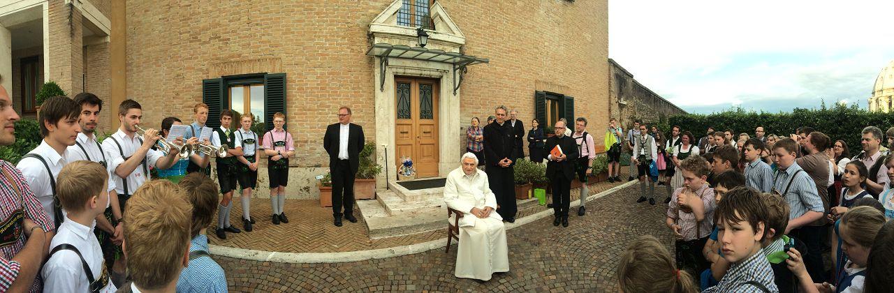 die Ministrantinnen und Ministranten aus dem Pfarrverband Stiftsland Berchtesgaden, die ihn am Mittwochabend in seinem kleinen Kloster in den Vatikanischen Gärten besuchen konnten.