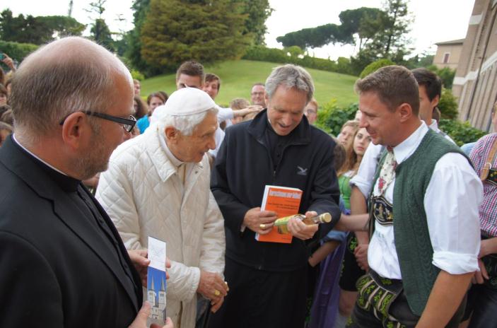 Ein bekannter Buchtitel, der zur Bayernreise 2006 erschienen meint, dass das Herz von Papst Benedikt bayerisch schlägt und so überbrachten die jüngsten Ministranten gemeinsam einen Geschenkkorb mit