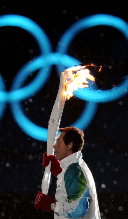 Das Olympische Feuer und der Fackellauf Einführung 3 Einführung DAS FEUER An den Olympischen Spielen der Neuzeit symbolisiert das Olympische Feuer die positiven Werte, die der Mensch diesem Element