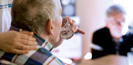 66 Leben mit Demenzkranken Die Kranken sollten mindestens 1 1 2 Liter Flüssigkeit täglich trinken. durch eine Magensonde, sinnvoll ist. Im umgekehrten Fall kann es passieren, dass die Patientin bzw.