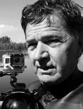 Doch Michel Roggo fotografiert unter Wasser meist vom Ufer aus, mit selbst entwickelten, fernbedienten Kamerasystemen. Dies ermöglicht besonders originelle Bilder.