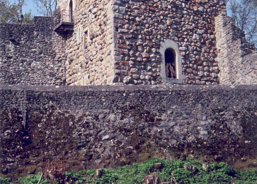 Die Burgruine ist seit 1902 im Besitz der Gemeinde Wattwil und wurde inzwischen restauriert. Bergfried von Burg Iberg Von Iberg kommt man auf einem Fußweg auf die Laadstraße.