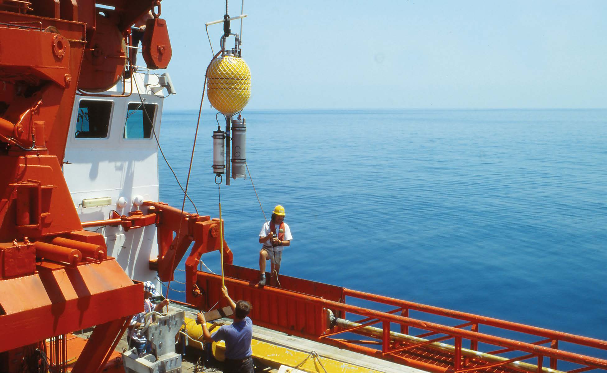 BEWEGLICHE ERDE 49 Altes FS SONNE Ein Ozeanboden-Hydrophon wird an Bord der SONNE vorbereitet, um am Meeresboden vor Mittelamerika ausgesetzt zu werden. Mit ihm werden seismische Wellen aufgefangen.