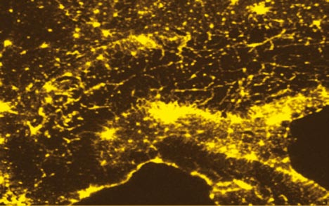 2 Ursachen und Ausmass der Lichtimmissionen Aus Satellitenbildern zusammengestelltes Bild der permanenten nächtlichen Beleuchtung des Alpenraums. Die Schweiz bei Nacht.